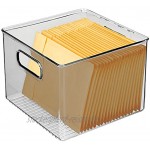 mDesign Aufbewahrungsbox mit integrierten Griffen – zur Aufbewahrung von Küchen- Badezimmer- oder Büroutensilien – Kunststoffbox für die Schreibtischablage – durchsichtig grau